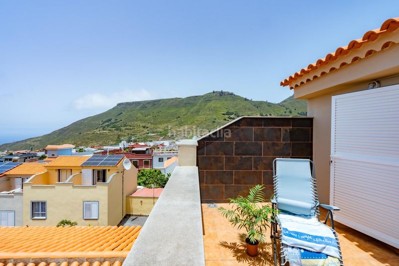 Foto f90c9a57-775b-46b2-8a18-b833bf4b8259. Casa aparellada amb aparcament a Tegueste
