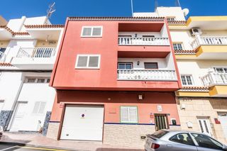 Building in Santa isabel 24. Edificio reformado de 5 viviendas, garaje y terreno urbano jardi