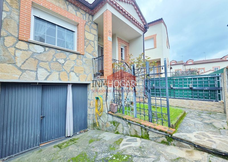 Foto 77ed68a6-8343-465e-abd1-69ae322f45d9. Casa adossada amb calefacció aparcament a Navaluenga
