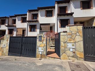 Maison jumelée à Navalmoral. Chalet adosado en navalmoral ávila 05120