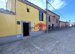 Haus in Madrigal de las Altas Torres. Casa de pueblo con amplio patio y planta superior rehabilitada e