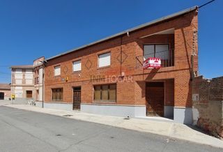 House in Palacios de Goda. Vivienda con almacéngaraje y local comercial en palacios  de god