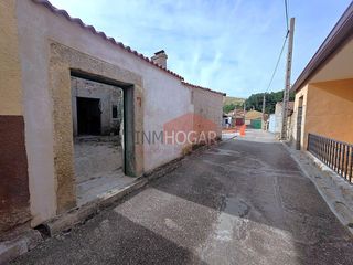 House in Hija de Dios (La). Vivienda con gran parcela, patios y amplias posibilidades en la