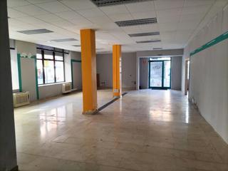 Local commercial à Campo de la Juventud. Disponible a la venta estupendo local en cardenal cisneros en pa