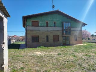 Xalet  Calle real. Moncasa vende chalet independiente con gran parcela