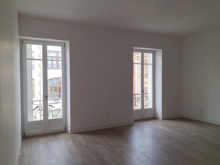 Appartement à Centro. Moncasa vende vivienda de 1920 completamente reformada en calle