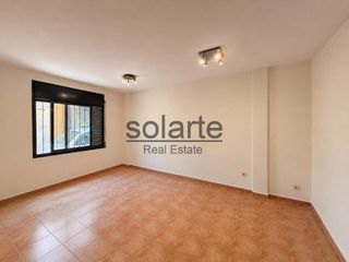 Planta baixa  Calle de l’albareda. Planta baja, tipo casa con entrada desde la calle.
