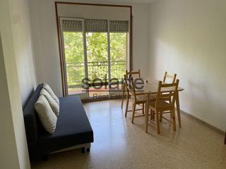 Flat  Calle de sant feliu de llobregat. Piso totalmente exterior con agradable balcón