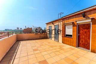 Édifice à Carrer del mur 21. Edificio con vivienda, local y despacho en excelente estado