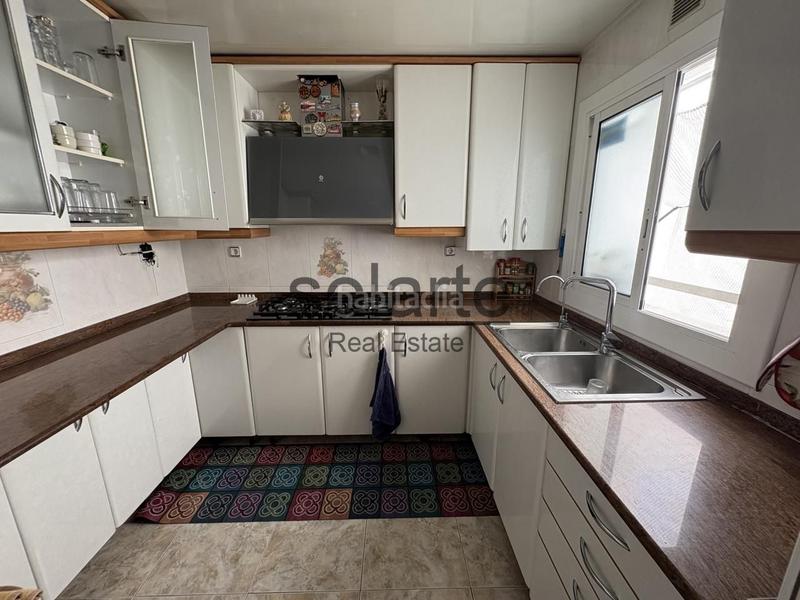 Foto c3f5a887-0028-4f30-a6e0-206e1ff0952f. Piso descubre tu nuevo hogar, lleno de comodidad y luz en Hospitalet de Llobregat (L´)