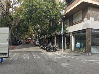 Autoparkplatz  Carrer dels comtes de bell-lloc. Plaza de aparcamiento amplia y accesible a pie de calle