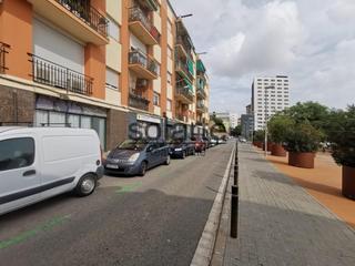 Autoparkplatz  Carrer dels comtes de bell-lloc. Plaza de aparcamiento amplia y accesible a pie de calle