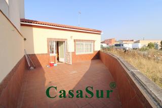 Casa  Calle nardo. ¡magnífica casa con un gran patio, garaje y bodega, muy bien sit