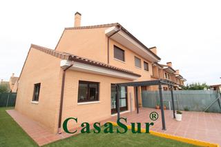 Xalet  Calle sierra de paramera. ¡precioso chalet con jardín privado, muy bien situado en la urba