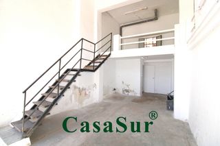 Local Comercial  Calle del arca real. ¡espacio con gran potencial para convertir en vivienda, muy bien