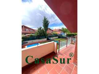 Chalet à Renedo de Esgueva. ¡chalet pareado seminuevo con piscina privada en urbanización ca