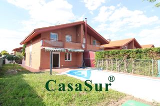 Chalet à Renedo de Esgueva. ¡chalet pareado seminuevo con piscina privada en urbanización ca