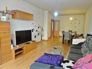 Appartement  N/a. Piso con ascensor, trastero y plaza de garaje en salas de los in