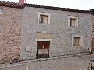 Mas  Los perales. Casa para reformar eh hoyuelos de la sierra  burgos