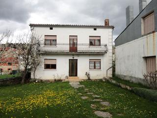 Casa a Plaza 32. Conjunto de casas con jardin y cochera en espejon  soria