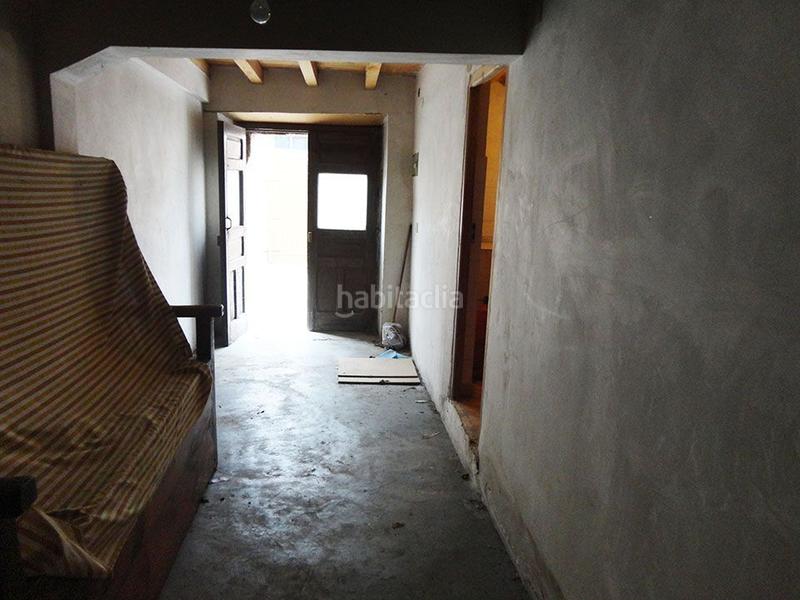 Foto f69c5cd9-e97b-46d8-86c6-59d3d4b8a99e. Casa en iglesia 14 casa de pueblo con jardín y garaje en espejon soria en Espejón
