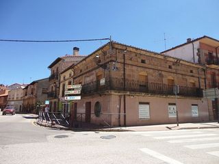 Edifici a De la estación 1. Casa con bajo comercial en el centro de salas de los infantes  b