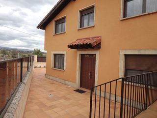 Casa a Hortigüela. Casa independiente con patio en hortigüela  burgos