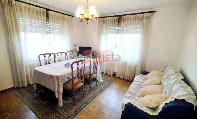 Foto b0524705-0276-44ff-a59b-d0fb3ec68524. Masia amb aparcament a Begonte