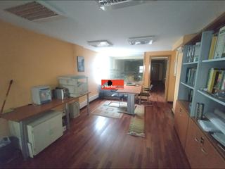 Miete Büro in San Roque - As Fontiñas. Se alquila entreplanta independiente cercana a rafael de vega