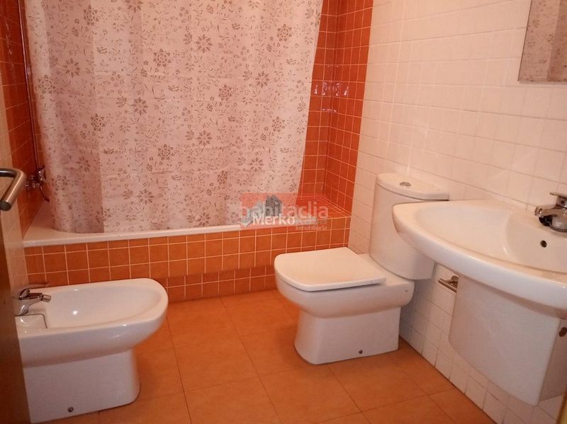 Foto 24470bcc-f78a-4882-b8d1-cde57c826e88. Lloguer pis amb calefacció aparcament a Residencia - Abella Lugo