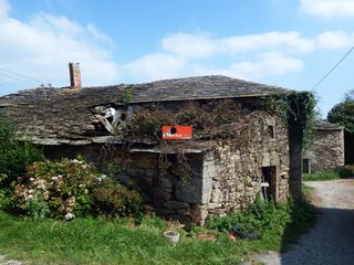Masia a Friol. Se vende vivienda típica gallega con proyecto para rehabilitar e