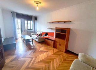 Rent Flat in A Milagrosa. Se alquila piso amplio en concepción arenal