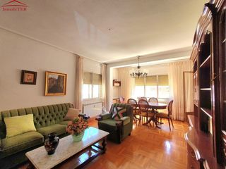 Appartement à Ensanche - Fuenfresca. Amplia vivienda con garaje individual cerrado y trastero en plen