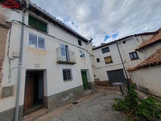 Casa in Torres de Albarracín. Casa con patio y grandes posibilidades en torres de albarracín
