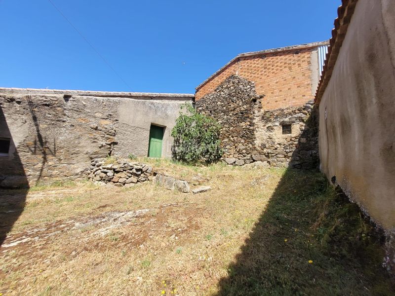 Foto 196e7d71-98c5-4404-bc2f-3f542fc450d4. Casa amb aparcament a Frades de la Sierra