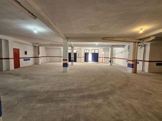 Geschäftsraum in San Bernardo. Fabuloso local junto avda de villamayor, actualmente garajes
