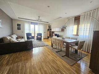 Casa bifamiliare in Villamayor. Impecable chalet pareado en el campo de golf de villamayor