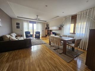 Casa aparellada a Villamayor