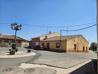 Masia a Moríñigo. Casa de pueblo en la plaza mayor, toda exterior con cochera y pa