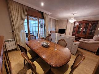 Casa pareada en Vistahermosa. Espectacular chalet de esquina en vistahermosa en venta!!