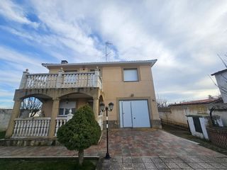 Chalet à Calvarrasa de Abajo. Espectacular parcela con dos chalets y nave a 5 min de santa mar