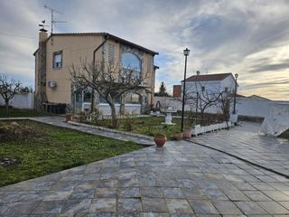 Chalet in Calvarrasa de Abajo. Espectacular parcela con dos chalets y nave a 5 min de santa mar