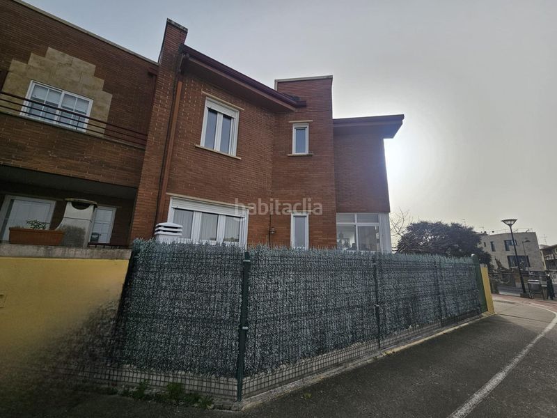 Foto 8d0f5e9f-51f6-4d48-89db-43cb3cf6353b. Casa adossada amb calefacció aparcament a Villamayor
