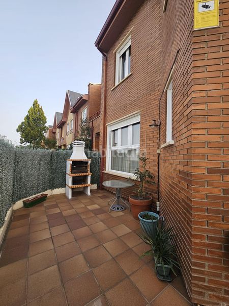 Foto a3b57812-f748-4cd8-9f84-b30c83eaf156. Casa adossada amb calefacció aparcament a Villamayor