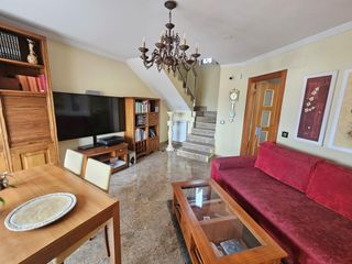 Reihenhaus in Villamayor. Chalet adosado reformado con altas calidades, trastero y garaje