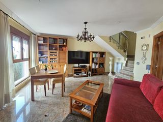 Casa a schiera in Villamayor. Chalet adosado reformado con altas calidades, trastero y garaje