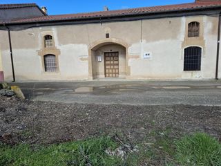 Mas à Orbada (La). Casa solariega de pueblo en la zona de la armuña, con corral, na