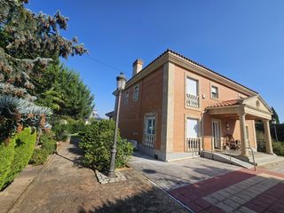 Chalet in Santa Marta de Tormes. Las casas con 1.000 m2 de parcela, 5 dormitorios, piscina privad
