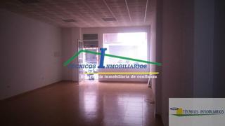 Location Local commercial à Este. Zona muy poblada y consolidada, con todos los servicios. ambulat