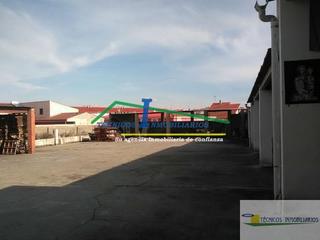Wohngrundstück in Trujillanos. Recinto ideal para parking de caravanas y autocaravanas. a cinco